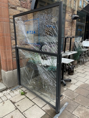 996411-6 Glass framing/wind protection can be raised and lowered