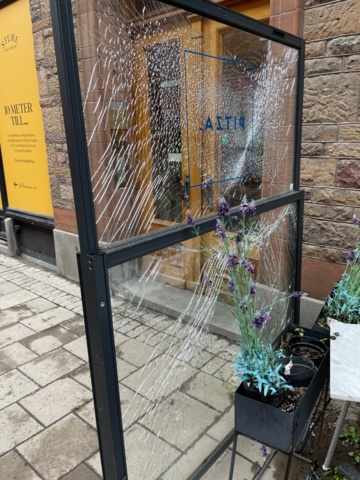 996411-7 Glass framing/wind protection can be raised and lowered