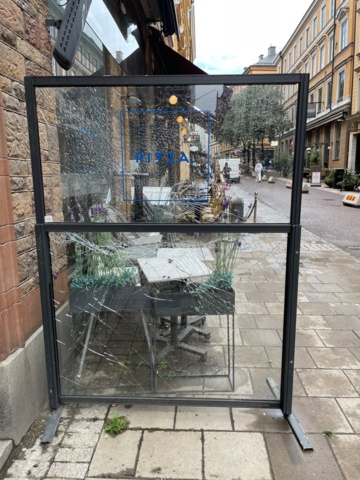 996411-10 Glass framing/wind protection can be raised and lowered