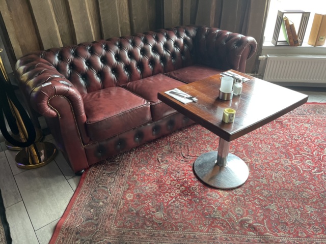 1038860-2 2 Chesterfield sofas