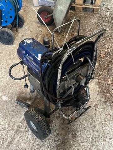 1048034-2 Paint sprayer Graco with display