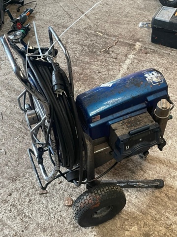 1048034-4 Paint sprayer Graco with display