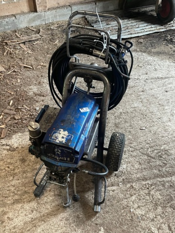 1048034-6 Paint sprayer Graco with display