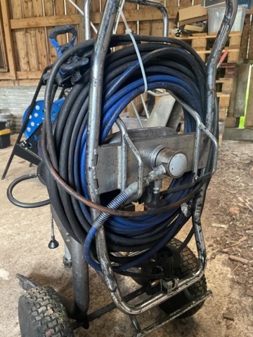 1048034-8 Paint sprayer Graco with display