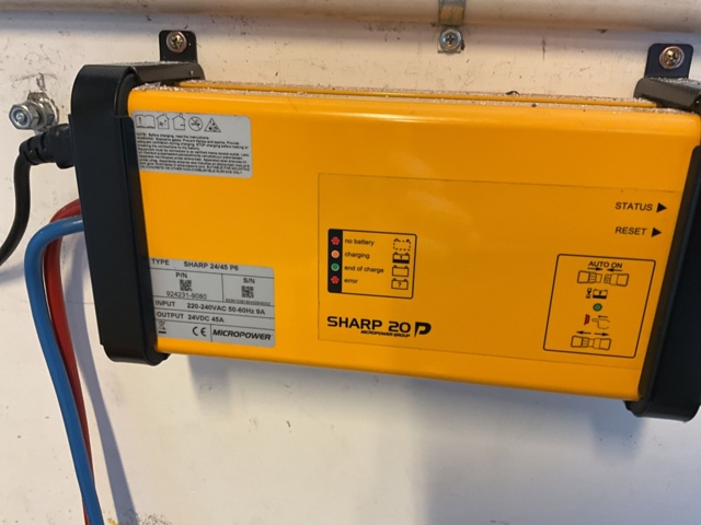 1001639-8 5 pieces Fall protection hooks on plate