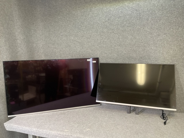 996521-1 2 Philips TVs plus wall mounts