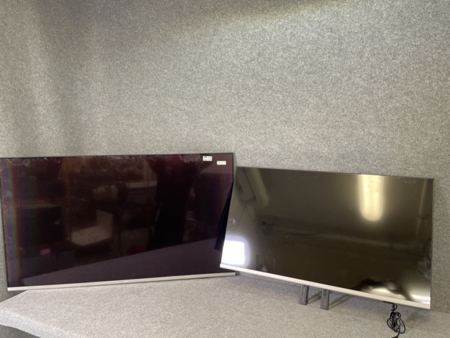 996521-2 2 Philips TVs plus wall mounts