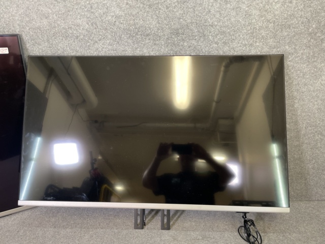 996521-3 2 Philips TVs plus wall mounts