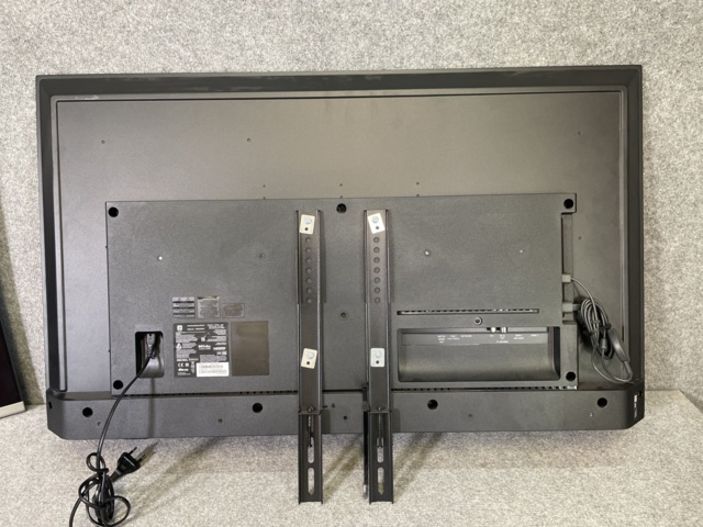 996521-4 2 Philips TVs plus wall mounts