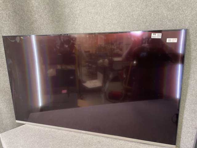 996521-7 2 Philips TVs plus wall mounts