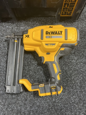 958495-2 Nail gun DeWalt DCN680