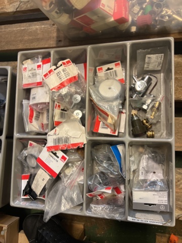 1052125-10 Various spare parts and pipe parts