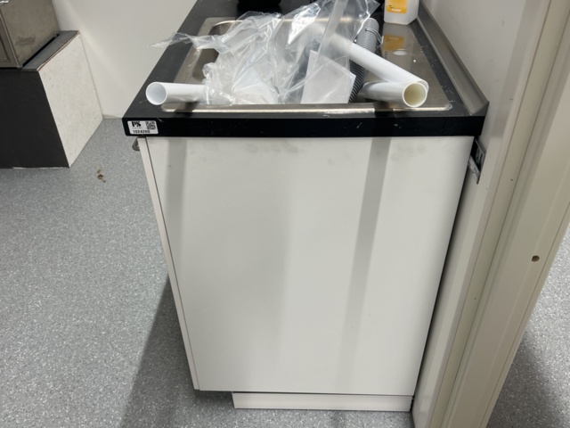 1024260-3 Kitchen benches and cupboards for dismantling