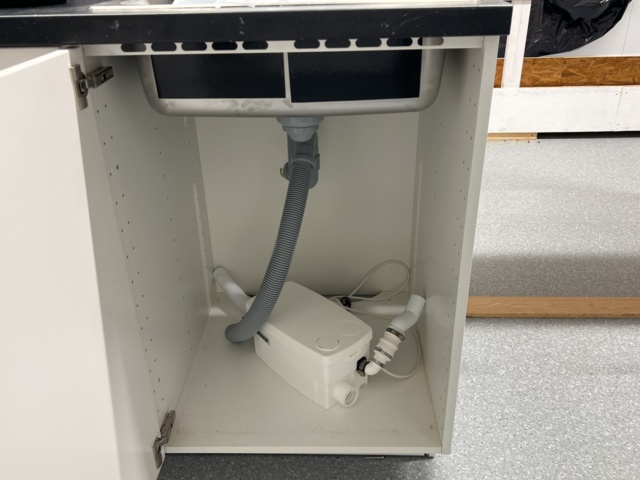 1024260-5 Kitchen benches and cupboards for dismantling