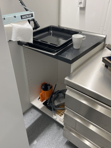 1024260-9 Kitchen benches and cupboards for dismantling