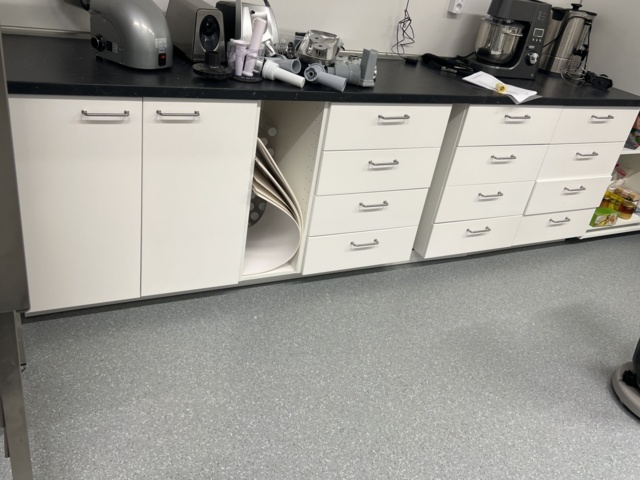 1024260-12 Kitchen benches and cupboards for dismantling