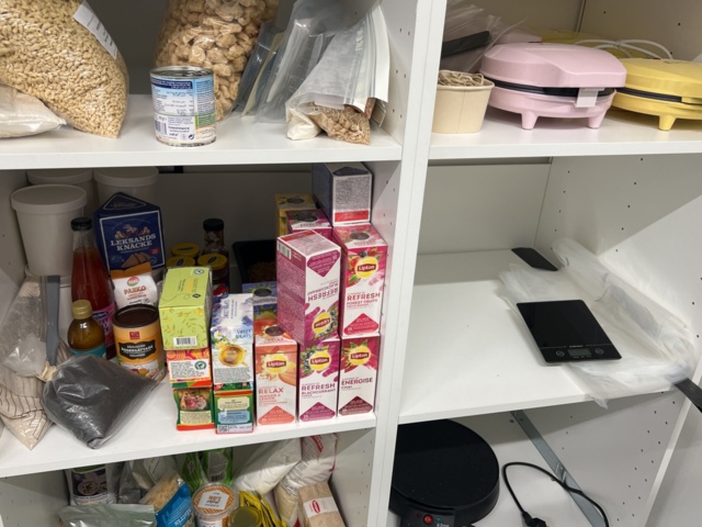 1024260-16 Kitchen benches and cupboards for dismantling