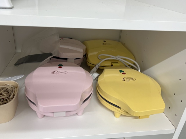 1024260-18 Kitchen benches and cupboards for dismantling