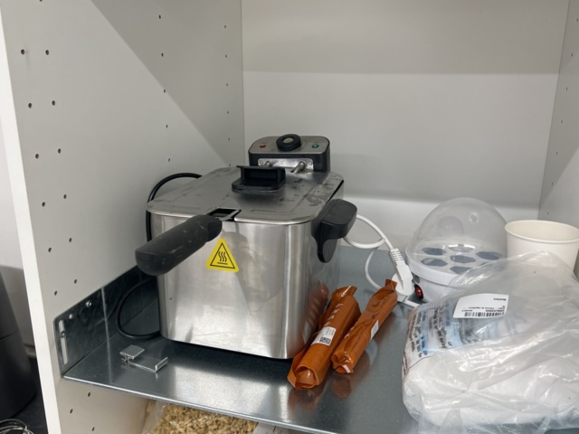 1024260-20 Kitchen benches and cupboards for dismantling