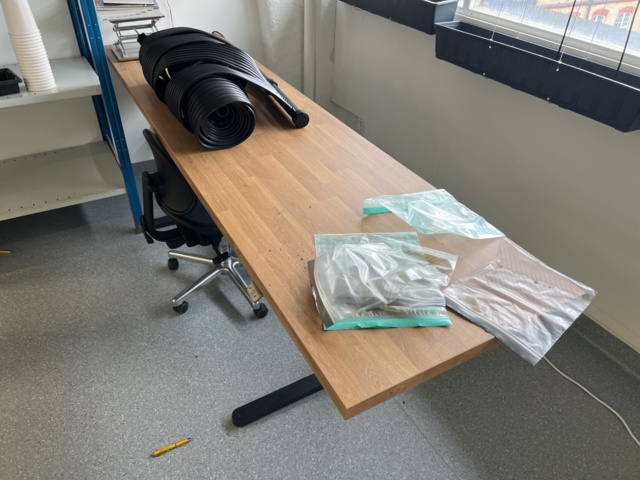 1024289-10 Desk, growing trough and accessories