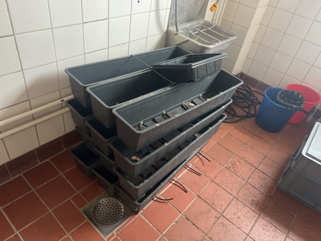 1024293-10 Cultivation troughs, metal shelves, heating plates, etc