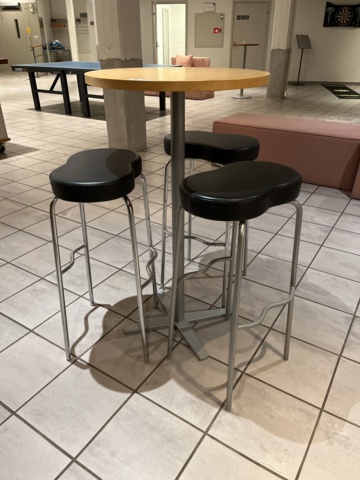1049013-1 Standing table with 3 bar stools