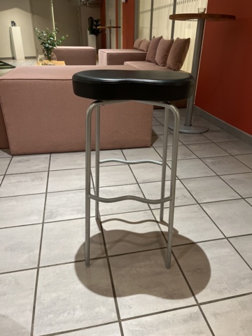 1049013-2 Standing table with 3 bar stools