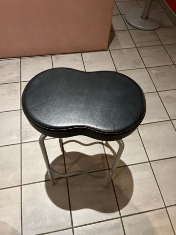 1049013-3 Standing table with 3 bar stools