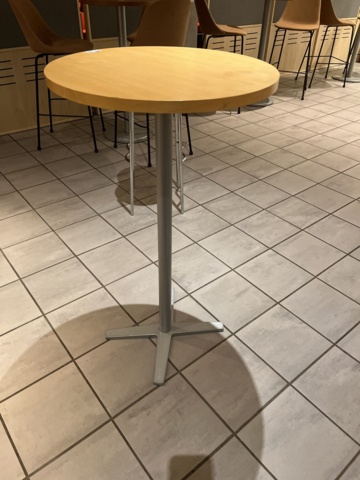 1049013-4 Standing table with 3 bar stools