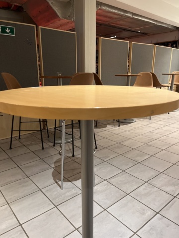 1049013-6 Standing table with 3 bar stools