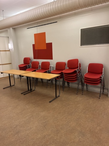 Röda staplingsbara stolar, ca 27st, 2st träbord - Auktioner online ...
