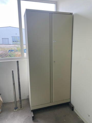 1049067-8 Sheet metal cabinet with alignment tool