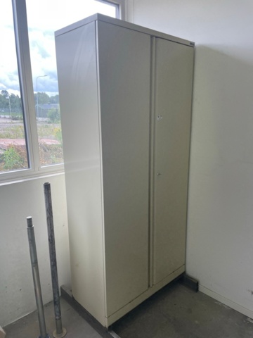 1049067-9 Sheet metal cabinet with alignment tool