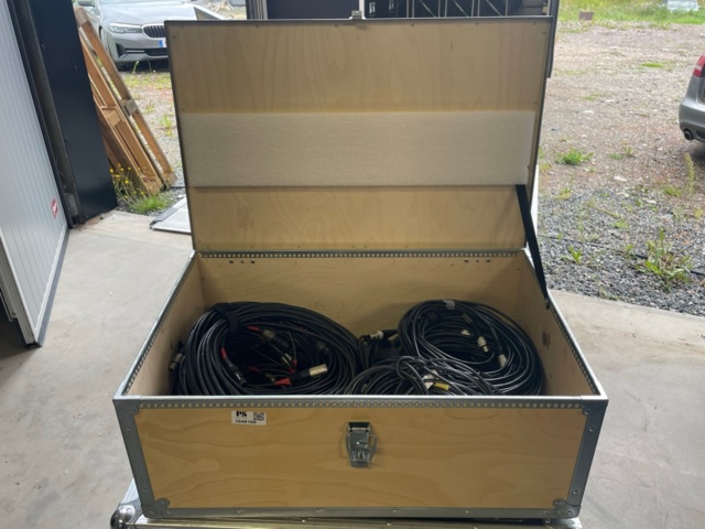 1048100-1 DMX Cable with 5 pole Connectors