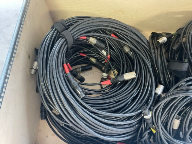 1048100-2 DMX Cable with 5 pole Connectors