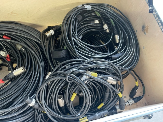 1048100-3 DMX Cable with 5 pole Connectors