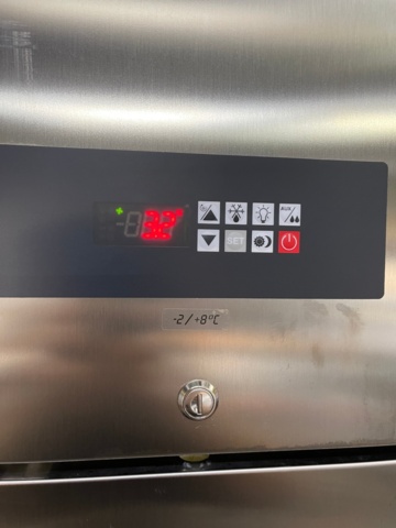 898447-3 Restaurant refrigerator Gemm 700 liters. Purchased in 2021. Tested, works