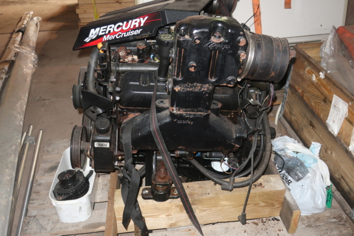 1073453-5 Boat engine, Mercruiser MCM 4.3L (repair item)
