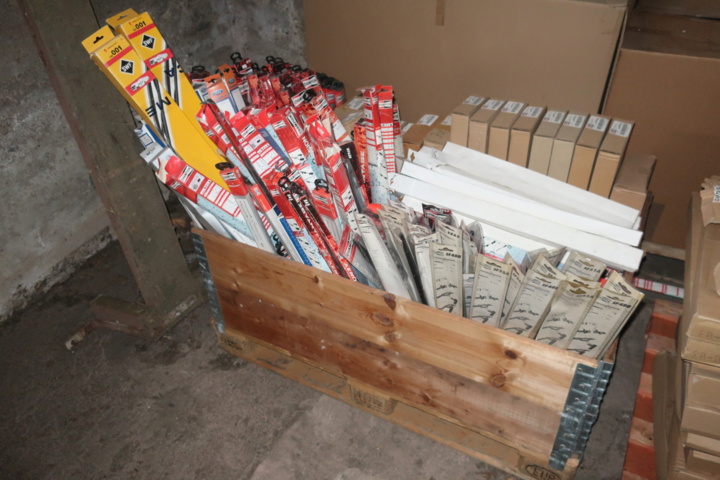 1073470-2 Pallet with various wiper blades, i.a. Champion