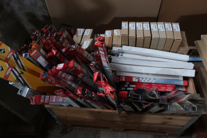 1073470-3 Pallet with various wiper blades, i.a. Champion