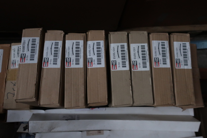1073470-4 Pallet with various wiper blades, i.a. Champion