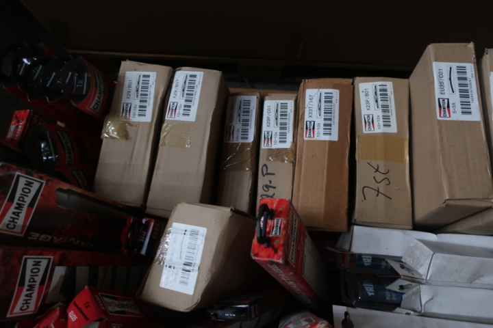 1073470-5 Pallet with various wiper blades, i.a. Champion