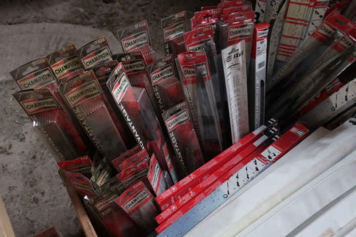 1073470-7 Pallet with various wiper blades, i.a. Champion