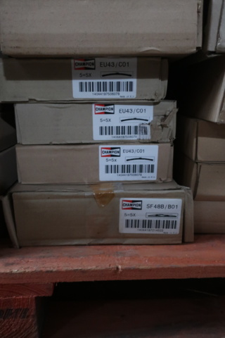 1073471-4 Pallet with various wiper blades, i.a. Champion