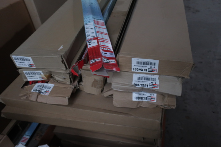 1073471-6 Pallet with various wiper blades, i.a. Champion