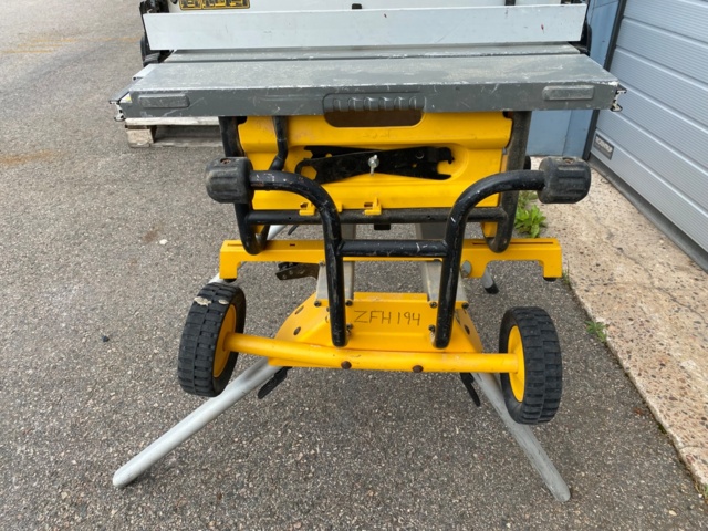 1073658-4 Table saw Dewalt DW745 with stand