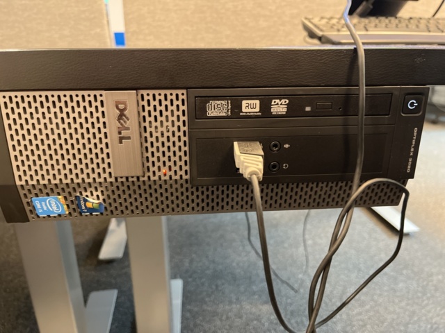 1060675-4 Computer, screen, keyboard, mouse and headphones