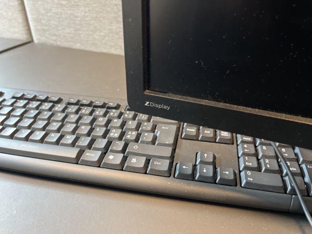 1060712-5 Computer, screen, keyboard, mouse and headphones