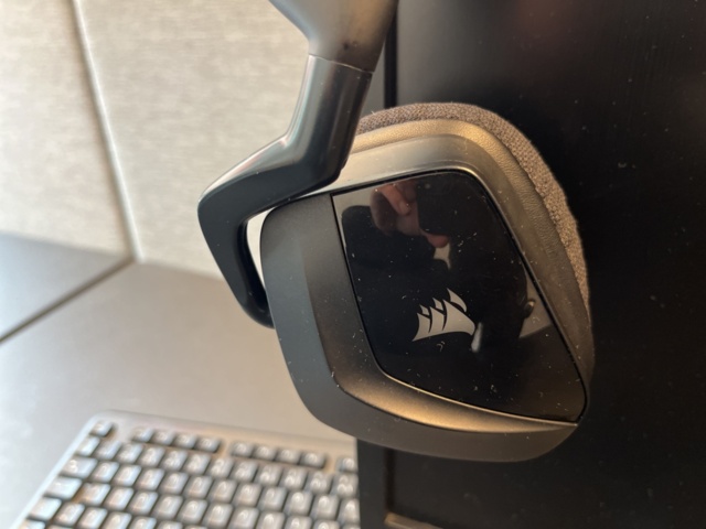 1060712-6 Computer, screen, keyboard, mouse and headphones