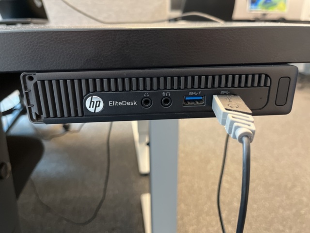 1060712-7 Computer, screen, keyboard, mouse and headphones